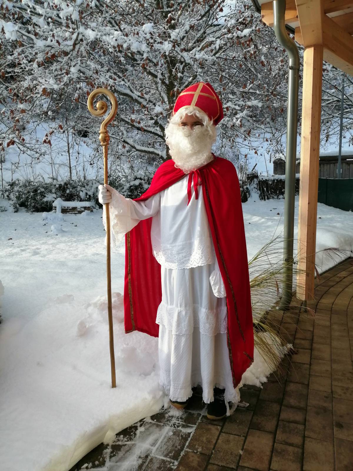 Der Nikolaus kam auch in die Schule auf Besuch